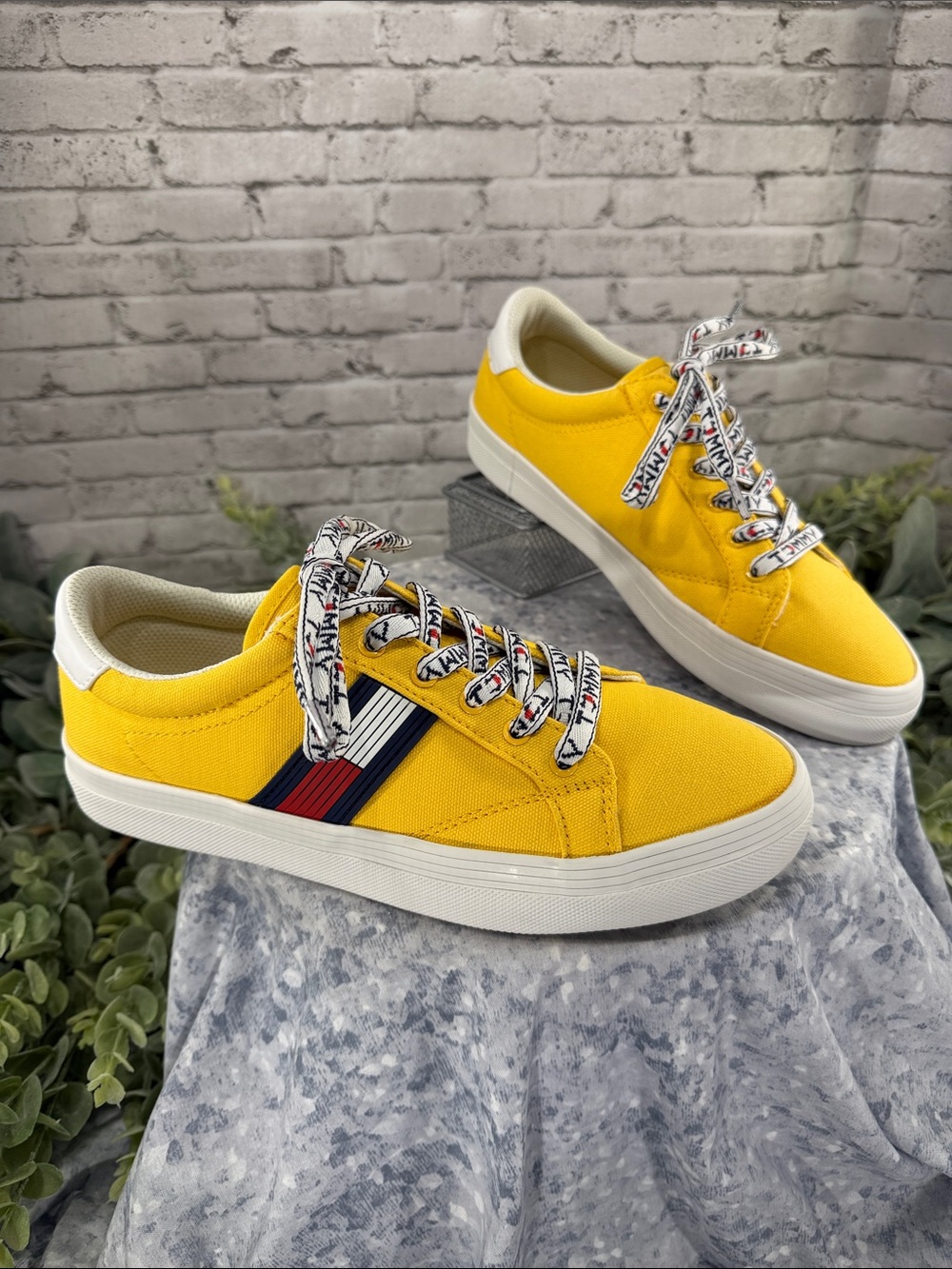 TOMMY HILFIGER “Fantim” Yellow Canvas Round Toe Lace-up Fashion Sneakers WMS 8.5